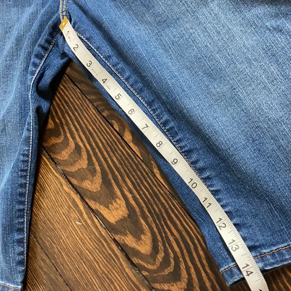 Levi’s Perfectly Slimming Sequined Jean Short 10 - Picture 10 of 17